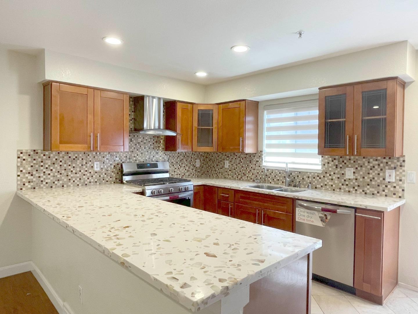 Detail Gallery Image 4 of 15 For 4111 Tawny Ter, Fremont,  CA 94536 - 3 Beds | 2/1 Baths