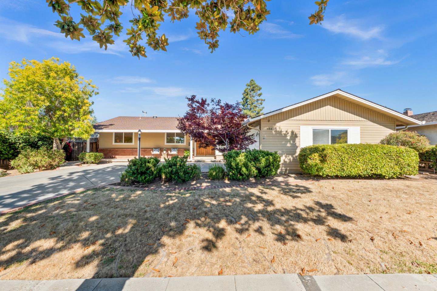Detail Gallery Image 3 of 7 For 1544 Klamath Dr, Sunnyvale,  CA 94087 - 4 Beds | 2 Baths