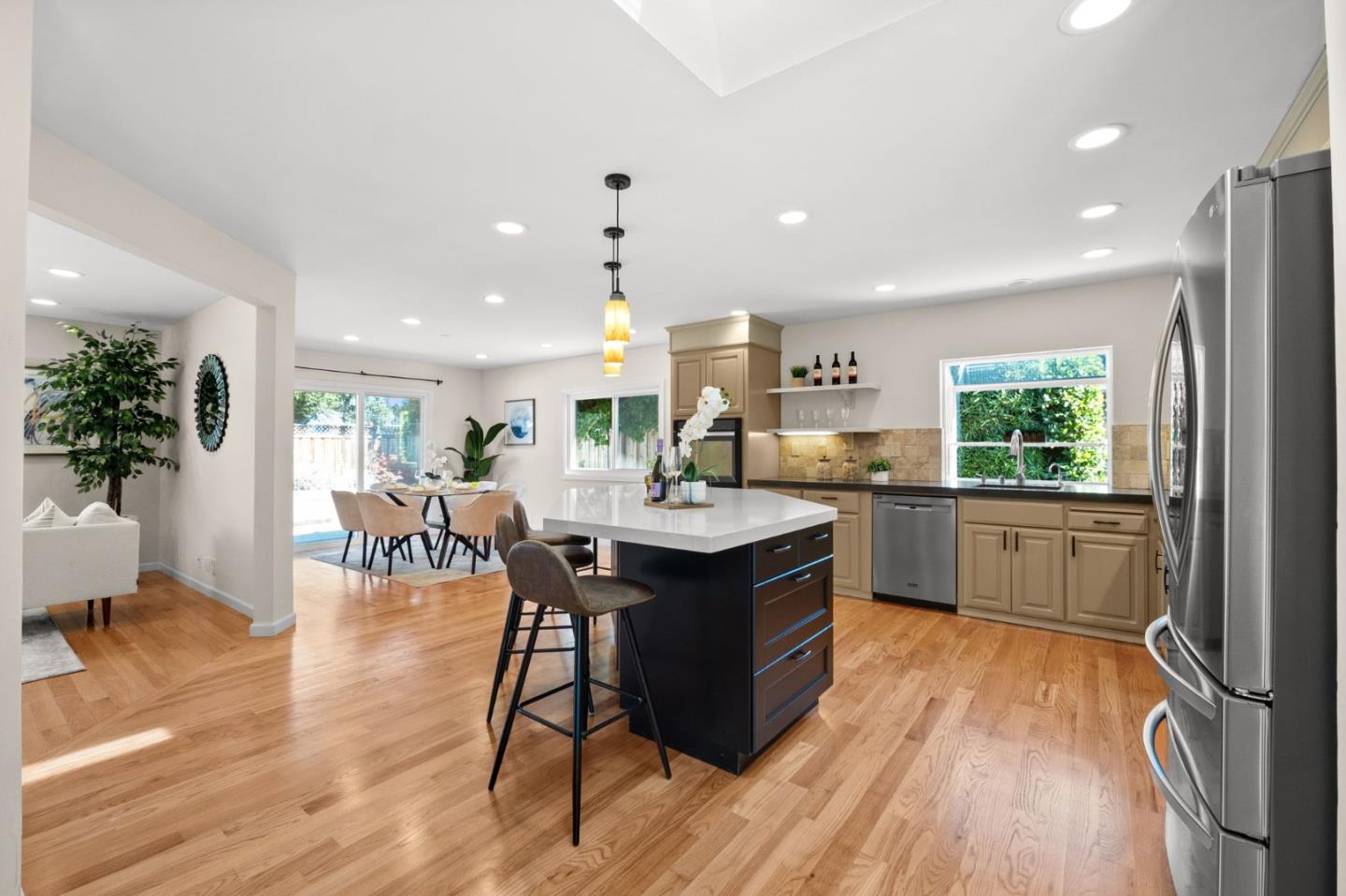 Detail Gallery Image 9 of 57 For 1544 Klamath Dr, Sunnyvale,  CA 94087 - 4 Beds | 2 Baths