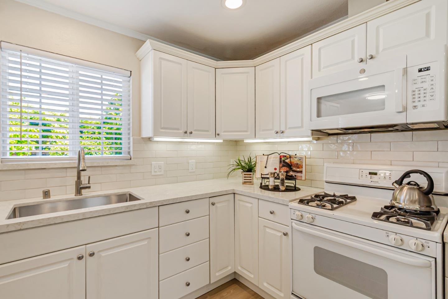 Detail Gallery Image 13 of 42 For 4034 Yellowstone Dr, San Jose,  CA 95130 - 3 Beds | 2 Baths