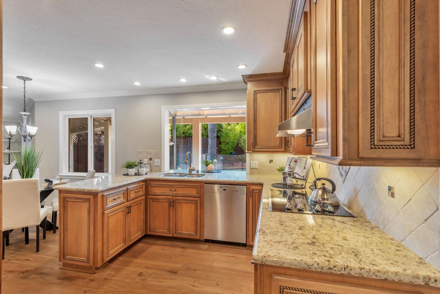 Detail Gallery Image 9 of 42 For 2822 via Carmen, San Jose,  CA 95124 - 3 Beds | 2 Baths