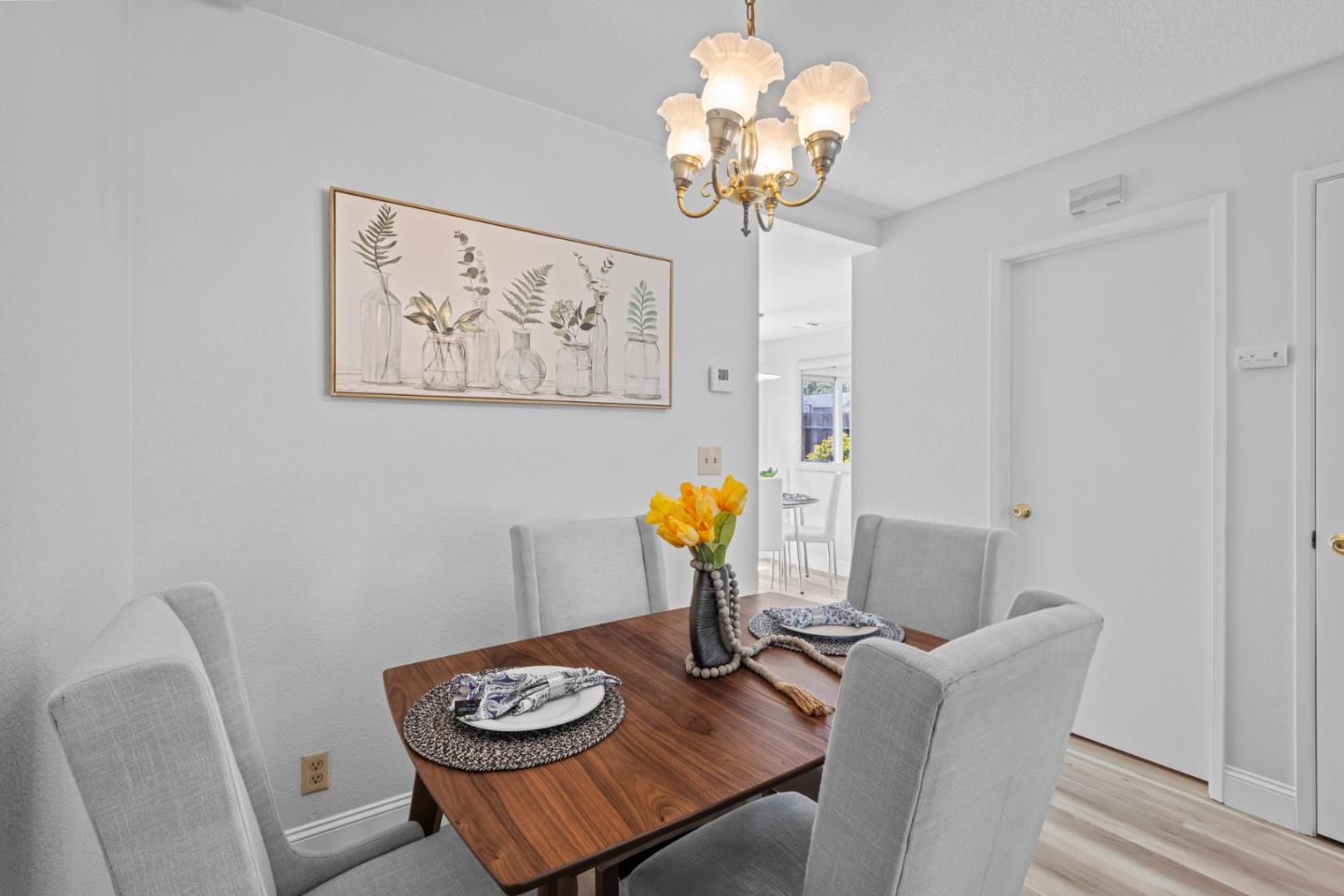 Detail Gallery Image 8 of 26 For 262 Banana Grove Ln, San Jose,  CA 95123 - 3 Beds | 2/1 Baths