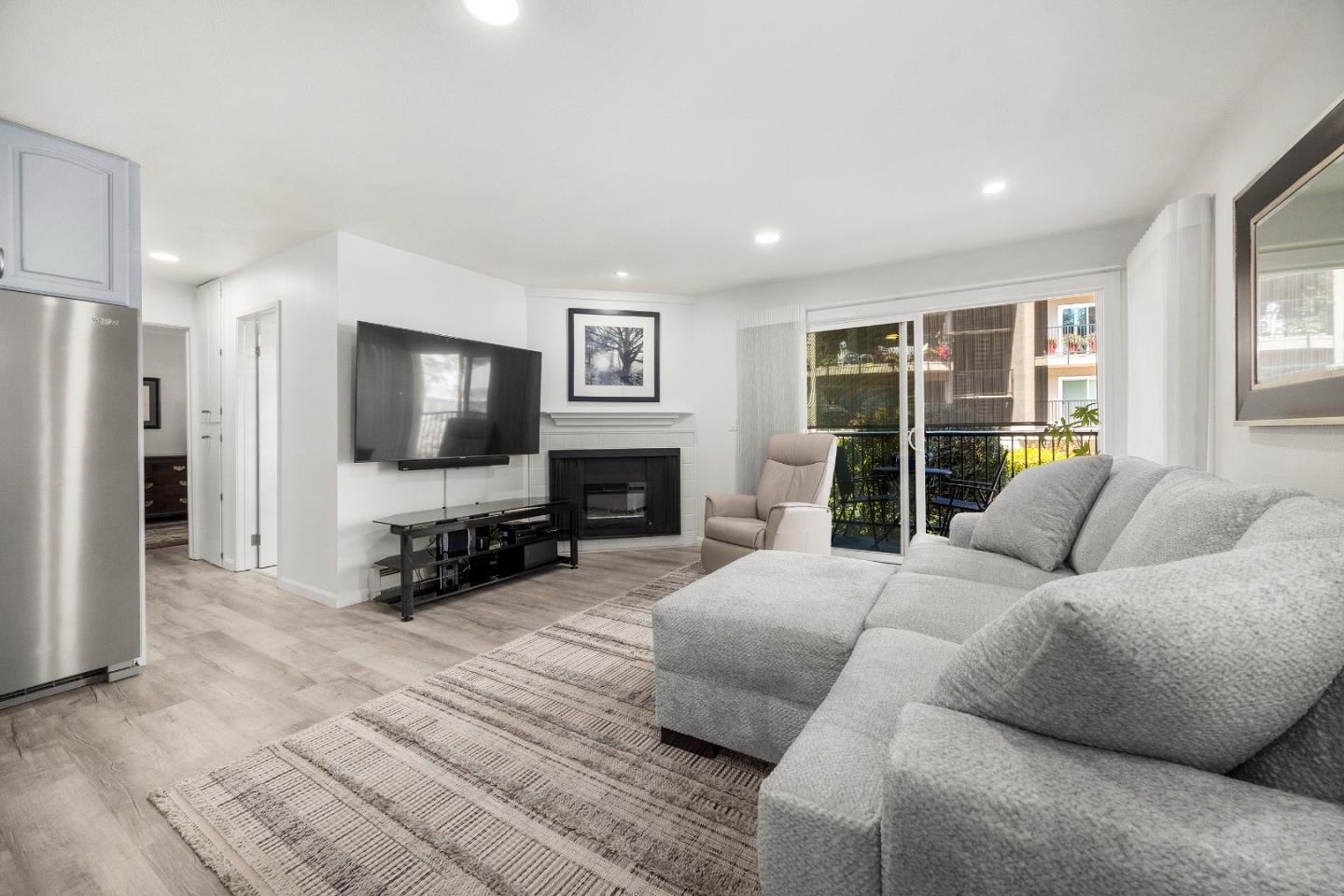 Detail Gallery Image 3 of 30 For 825 Balboa Ave #102,  Capitola,  CA 95010 - 2 Beds | 1/1 Baths