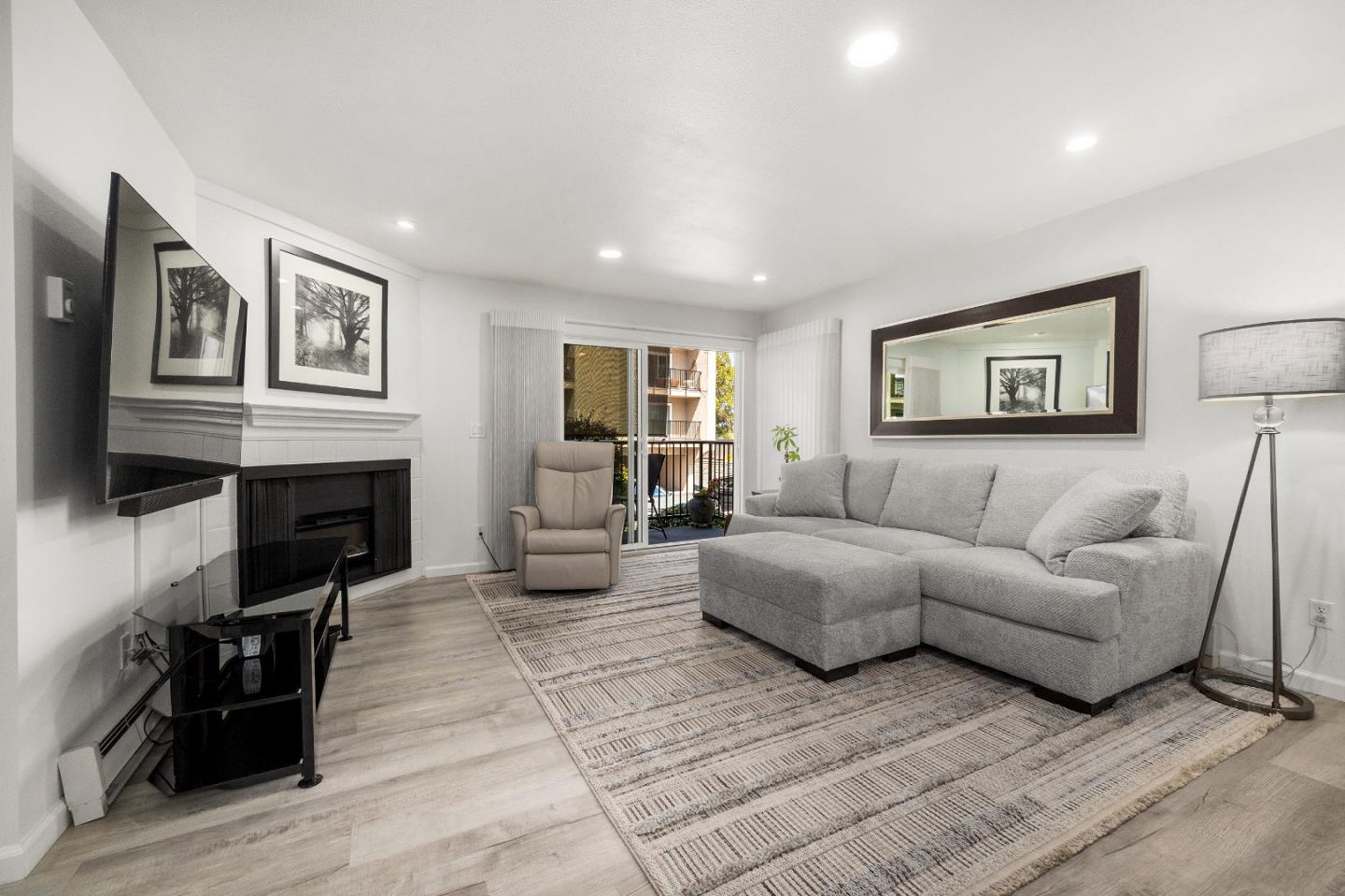 Detail Gallery Image 4 of 30 For 825 Balboa Ave #102,  Capitola,  CA 95010 - 2 Beds | 1/1 Baths
