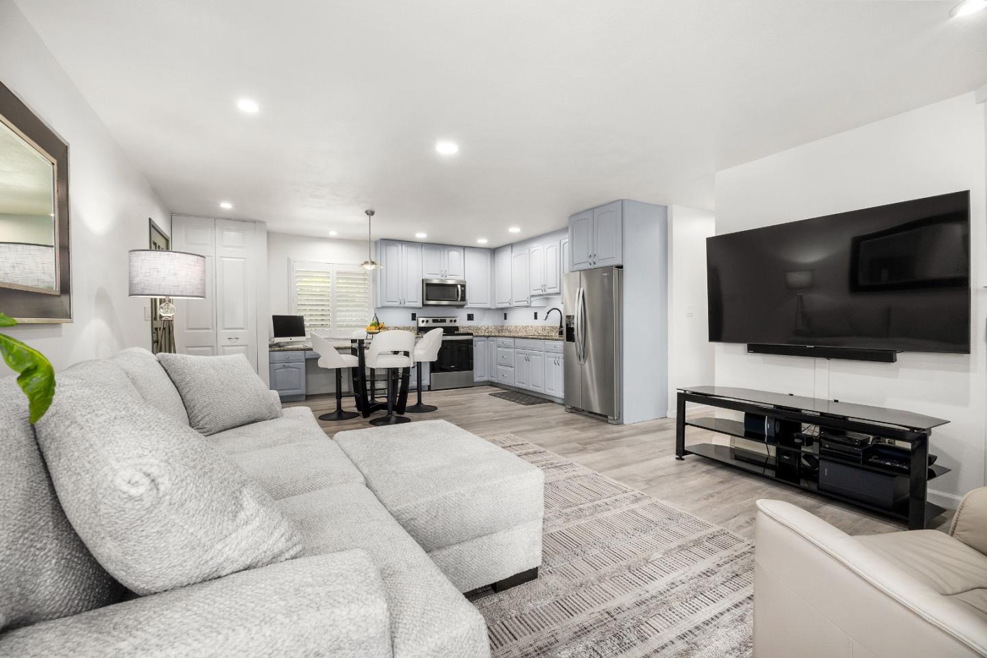 Detail Gallery Image 5 of 30 For 825 Balboa Ave #102,  Capitola,  CA 95010 - 2 Beds | 1/1 Baths