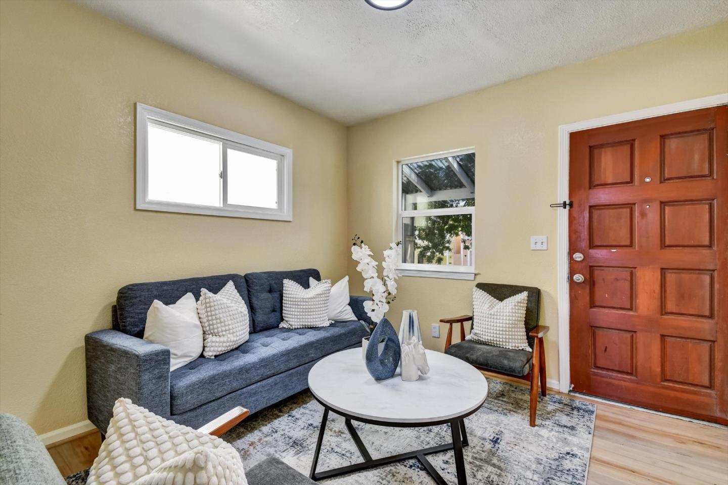 Detail Gallery Image 2 of 29 For 324 Holloway Ave, San Francisco,  CA 94112 - 2 Beds | 1 Baths