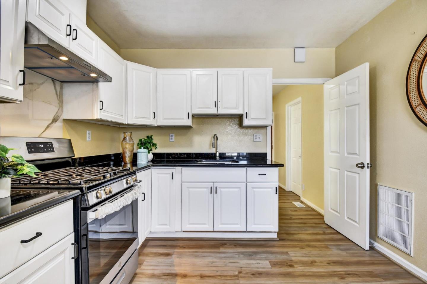 Detail Gallery Image 4 of 29 For 324 Holloway Ave, San Francisco,  CA 94112 - 2 Beds | 1 Baths