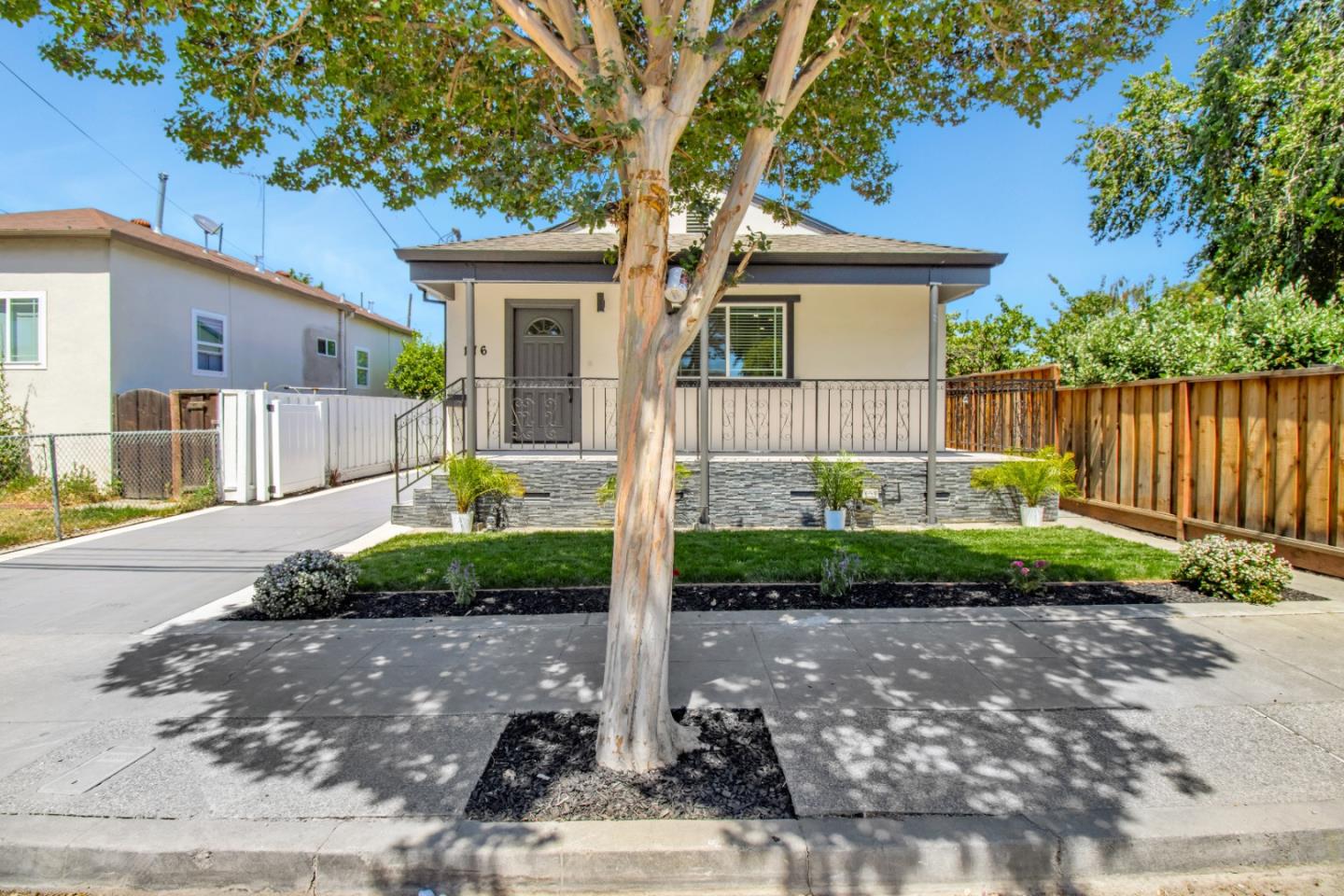 Detail Gallery Image 3 of 35 For 176 N 24th St, San Jose,  CA 95116 - 5 Beds | 3 Baths