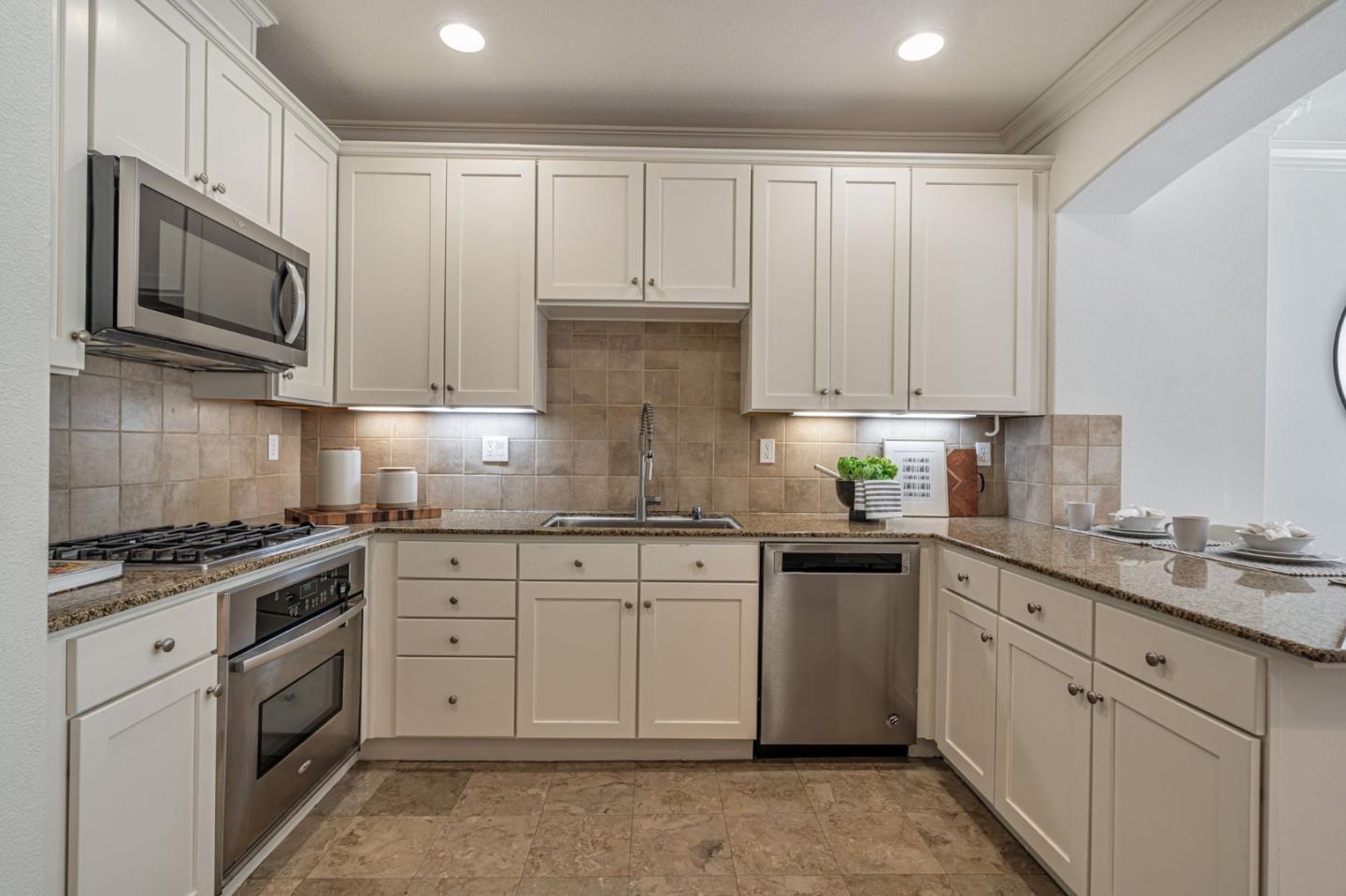 Detail Gallery Image 12 of 36 For 207 Peppermint Tree Ter #4,  Sunnyvale,  CA 94086 - 3 Beds | 3 Baths