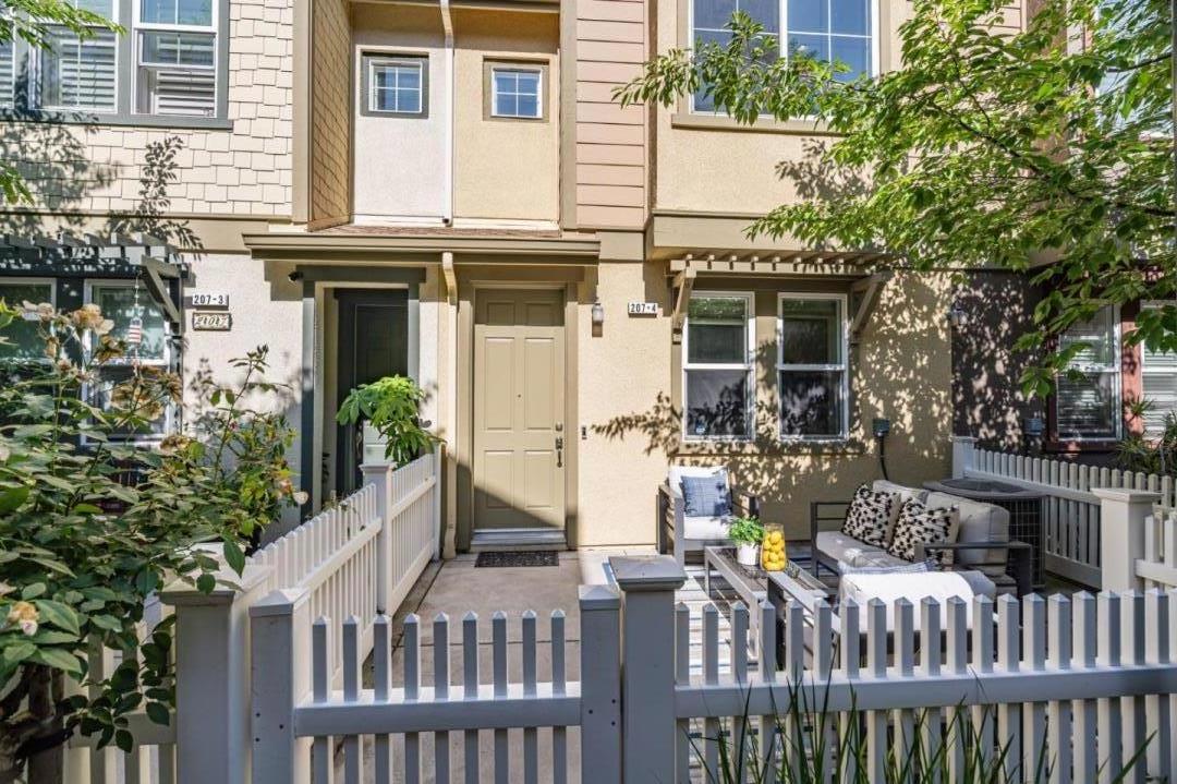 Detail Gallery Image 3 of 36 For 207 Peppermint Tree Ter #4,  Sunnyvale,  CA 94086 - 3 Beds | 3 Baths