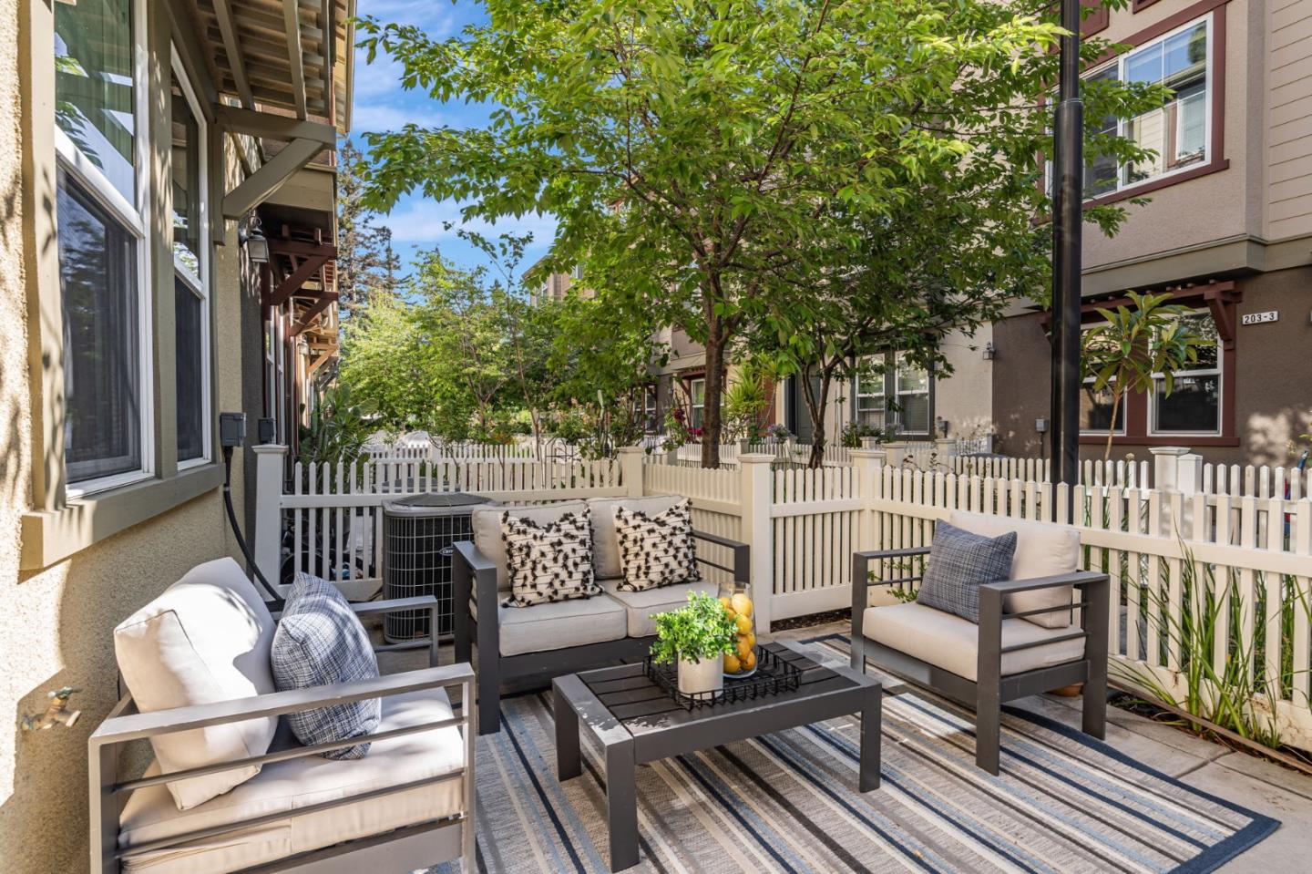 Detail Gallery Image 4 of 36 For 207 Peppermint Tree Ter #4,  Sunnyvale,  CA 94086 - 3 Beds | 3 Baths