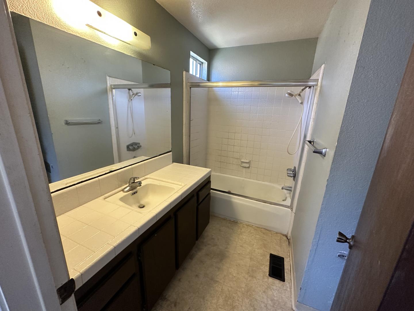 Detail Gallery Image 8 of 17 For 840 N Madeira Ave, Salinas,  CA 93905 - 3 Beds | 2 Baths