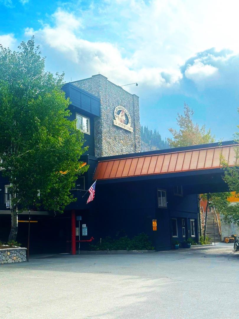 Detail Gallery Image 2 of 10 For 1 Red Wolf Lodge, Olympic Valley,  CA 96146 - 2 Beds | 1 Baths