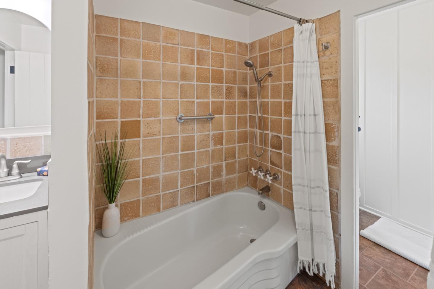 Detail Gallery Image 23 of 45 For 18 Upper Cir, Carmel Valley,  CA 93924 - 5 Beds | 2 Baths