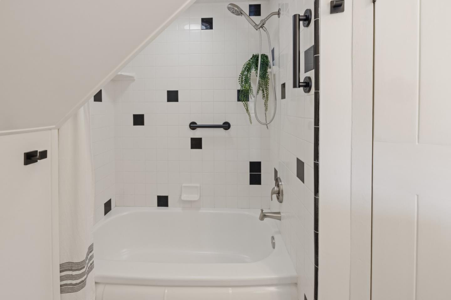 Detail Gallery Image 31 of 45 For 18 Upper Cir, Carmel Valley,  CA 93924 - 5 Beds | 2 Baths