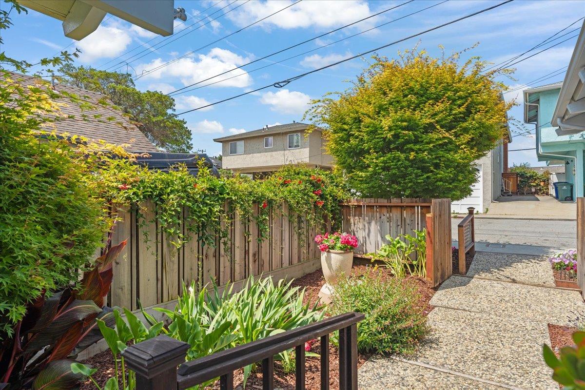 Detail Gallery Image 4 of 45 For 224 Pilkington Ave, Santa Cruz,  CA 95062 - 3 Beds | 3 Baths