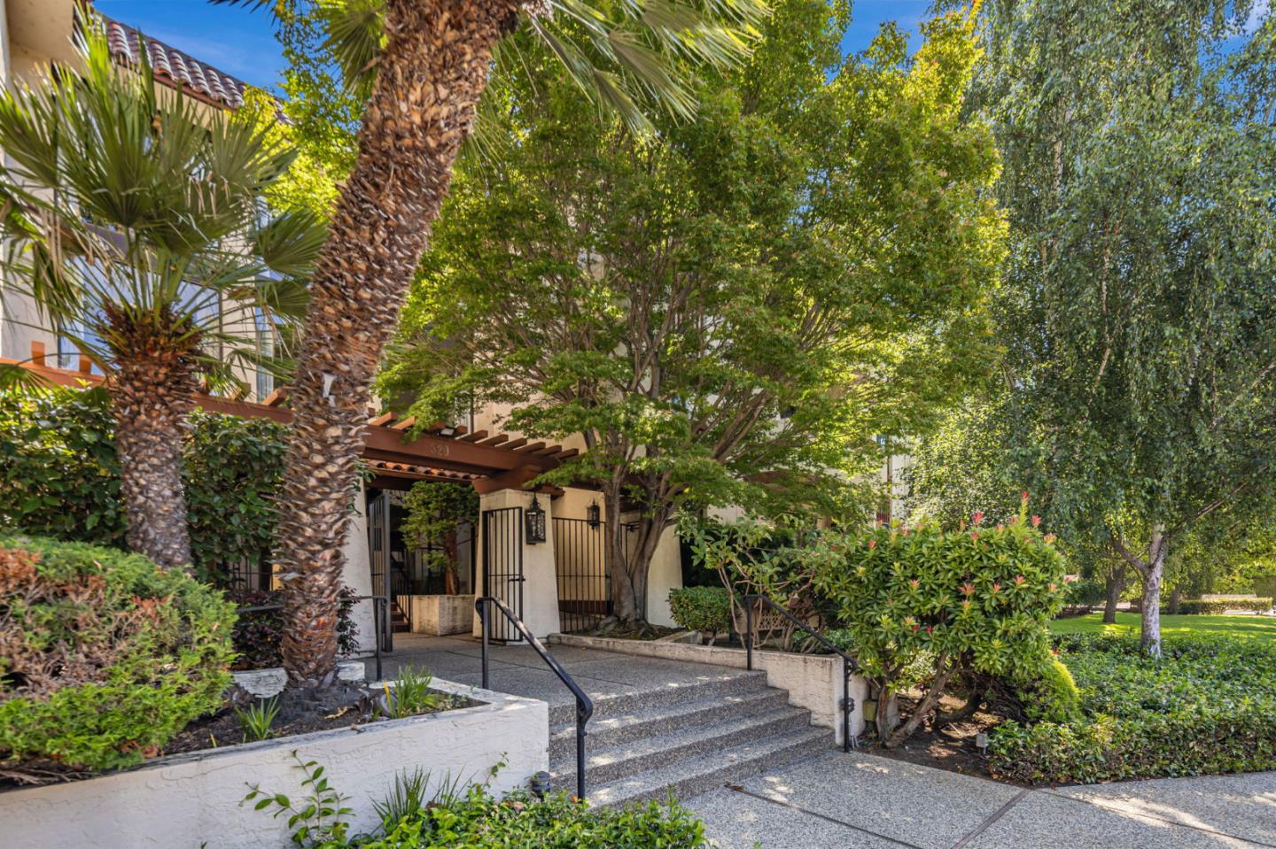 Detail Gallery Image 2 of 32 For 320 Elm St #111,  San Mateo,  CA 94401 - 3 Beds | 2 Baths
