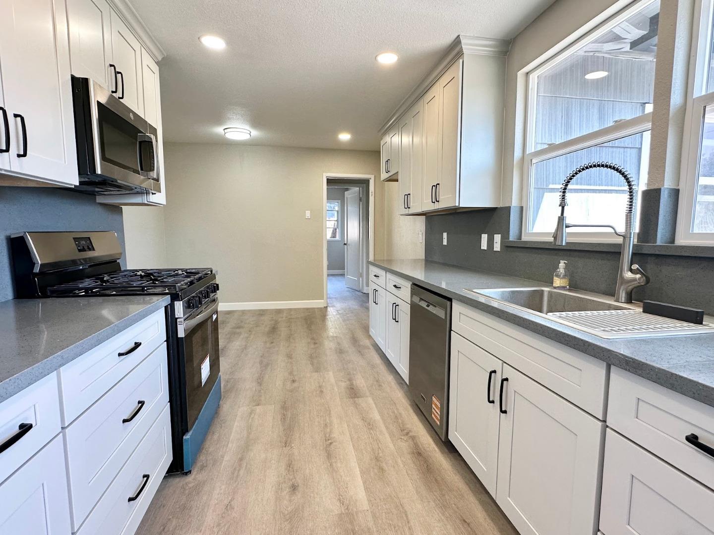Detail Gallery Image 10 of 23 For 364 Sequoia St, Salinas,  CA 93906 - 3 Beds | 1/1 Baths
