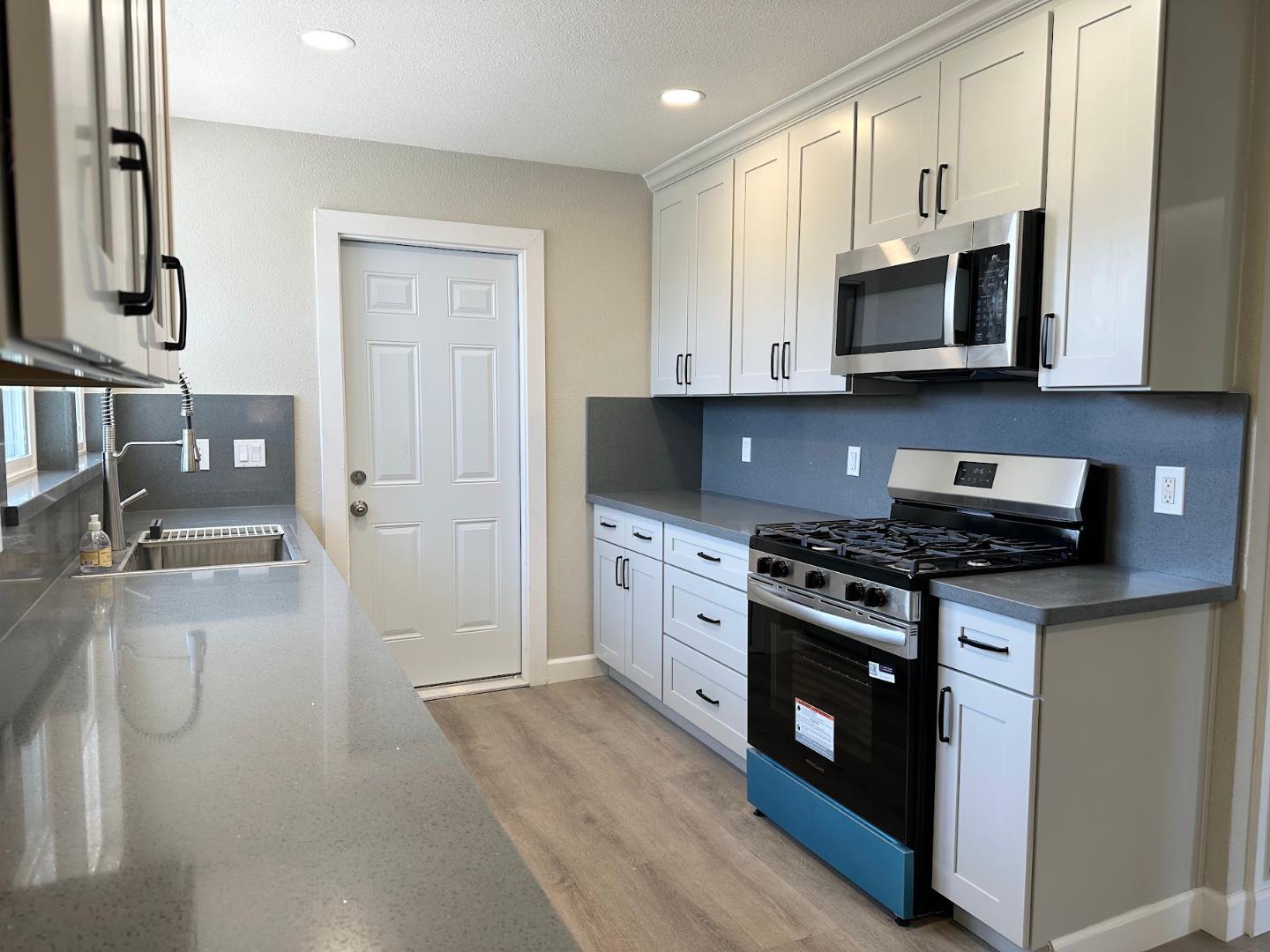 Detail Gallery Image 9 of 23 For 364 Sequoia St, Salinas,  CA 93906 - 3 Beds | 1/1 Baths