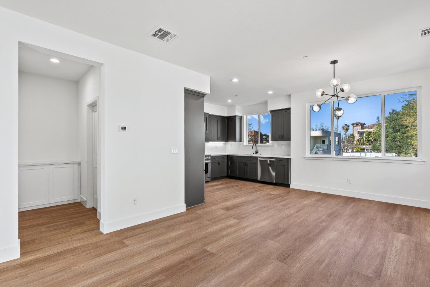 Detail Gallery Image 10 of 29 For 939 Woodside Rd, Redwood City,  CA 94061 - 4 Beds | 2/1 Baths