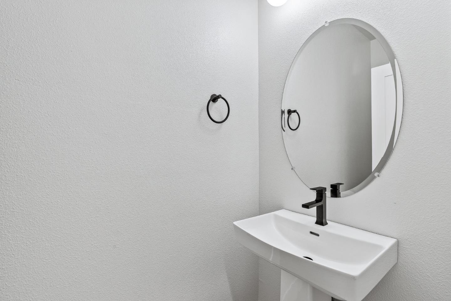 Detail Gallery Image 12 of 29 For 939 Woodside Rd, Redwood City,  CA 94061 - 4 Beds | 2/1 Baths
