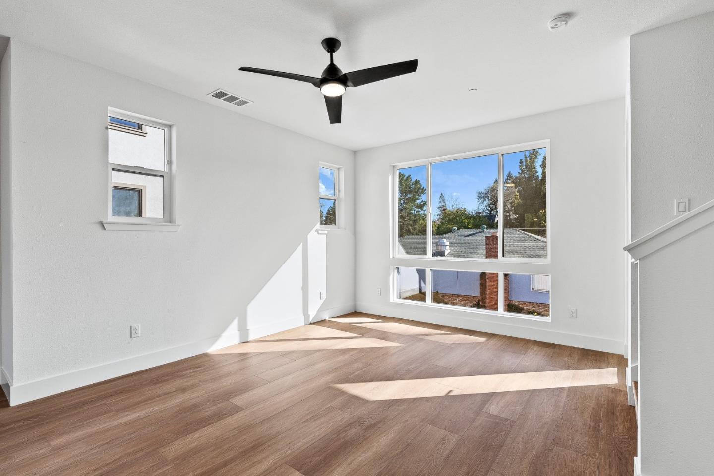Detail Gallery Image 4 of 29 For 939 Woodside Rd, Redwood City,  CA 94061 - 4 Beds | 2/1 Baths