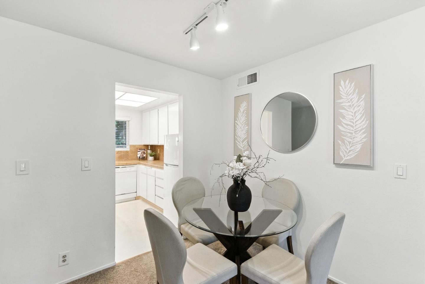 Detail Gallery Image 6 of 33 For 1001 E Evelyn Ter #110,  Sunnyvale,  CA 94086 - 2 Beds | 1 Baths