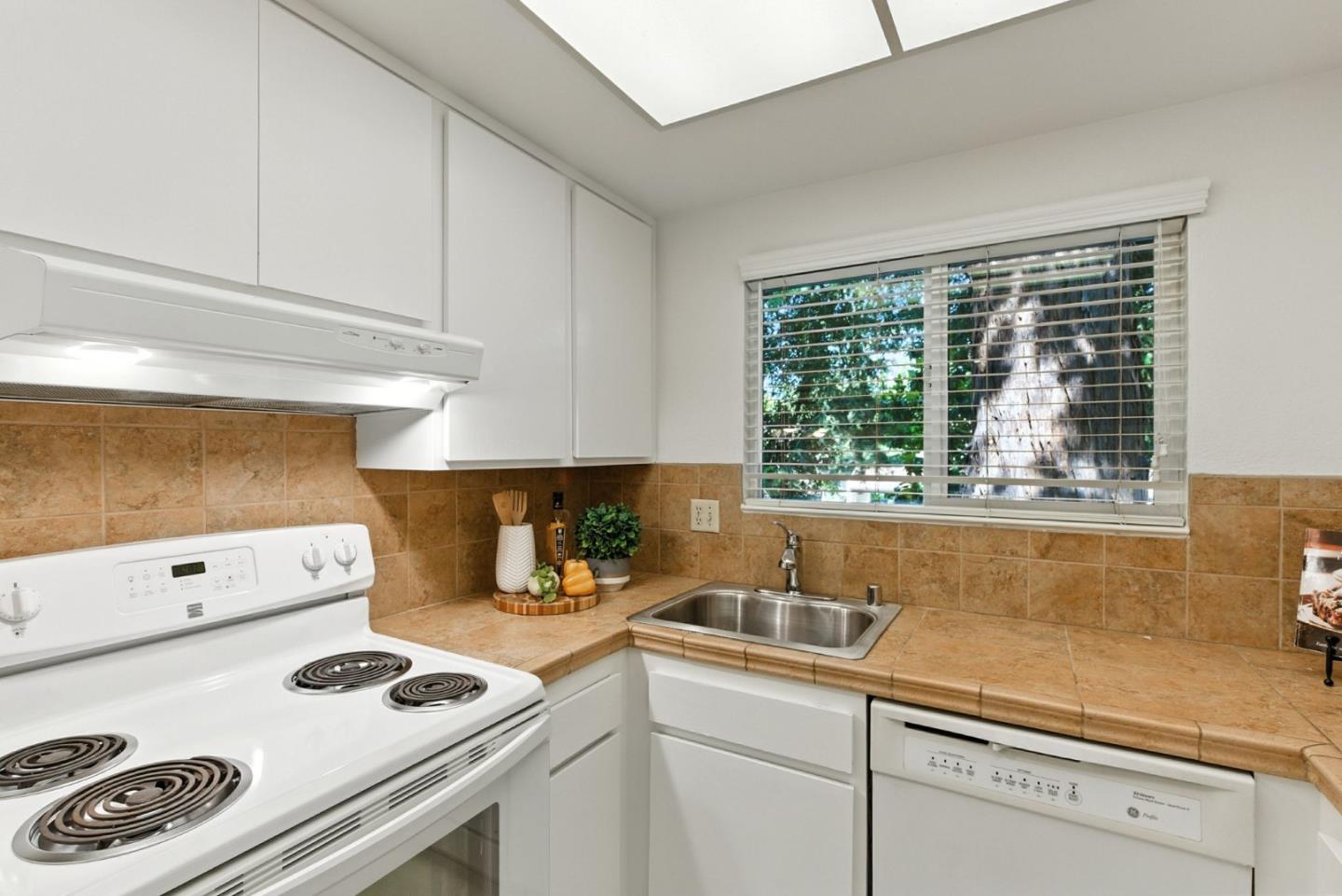 Detail Gallery Image 8 of 33 For 1001 E Evelyn Ter #110,  Sunnyvale,  CA 94086 - 2 Beds | 1 Baths