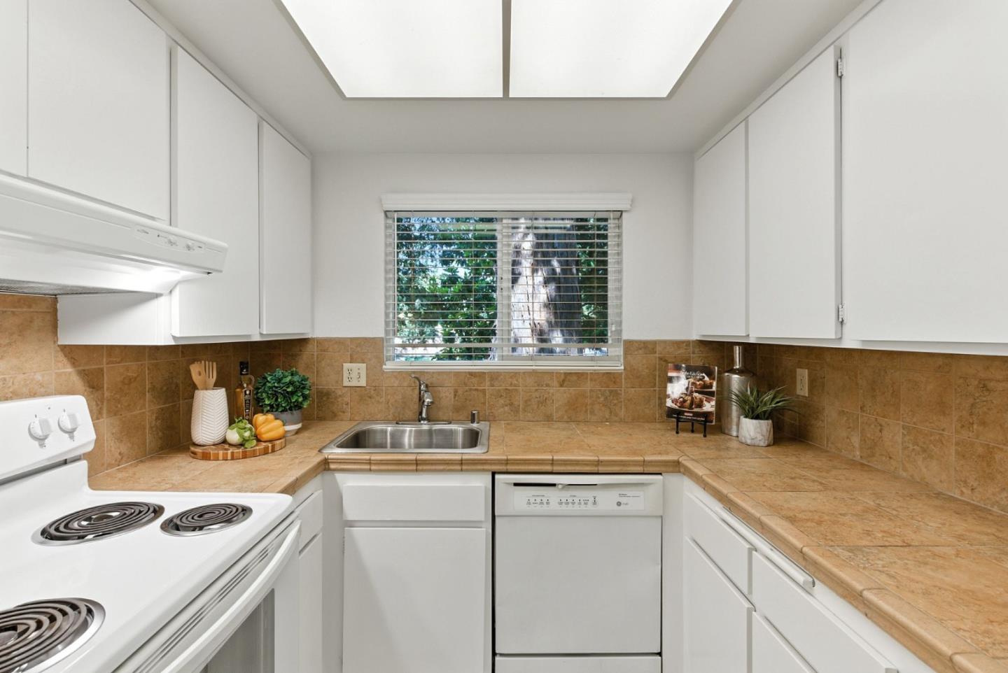 Detail Gallery Image 9 of 33 For 1001 E Evelyn Ter #110,  Sunnyvale,  CA 94086 - 2 Beds | 1 Baths