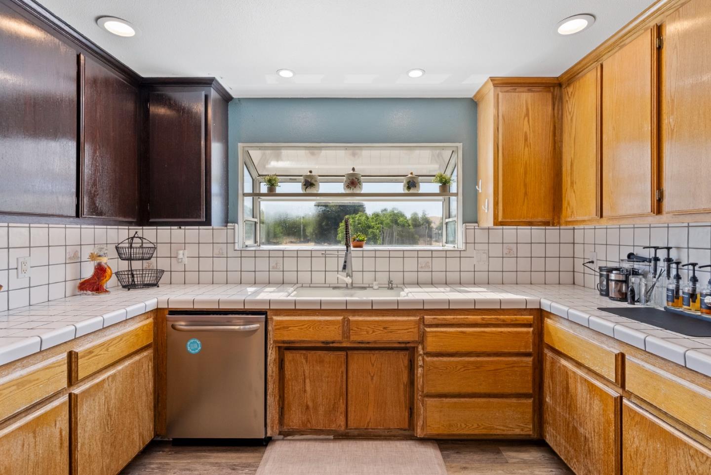 Detail Gallery Image 13 of 61 For 695 Hospital Rd, Hollister,  CA 95023 - 4 Beds | 3 Baths