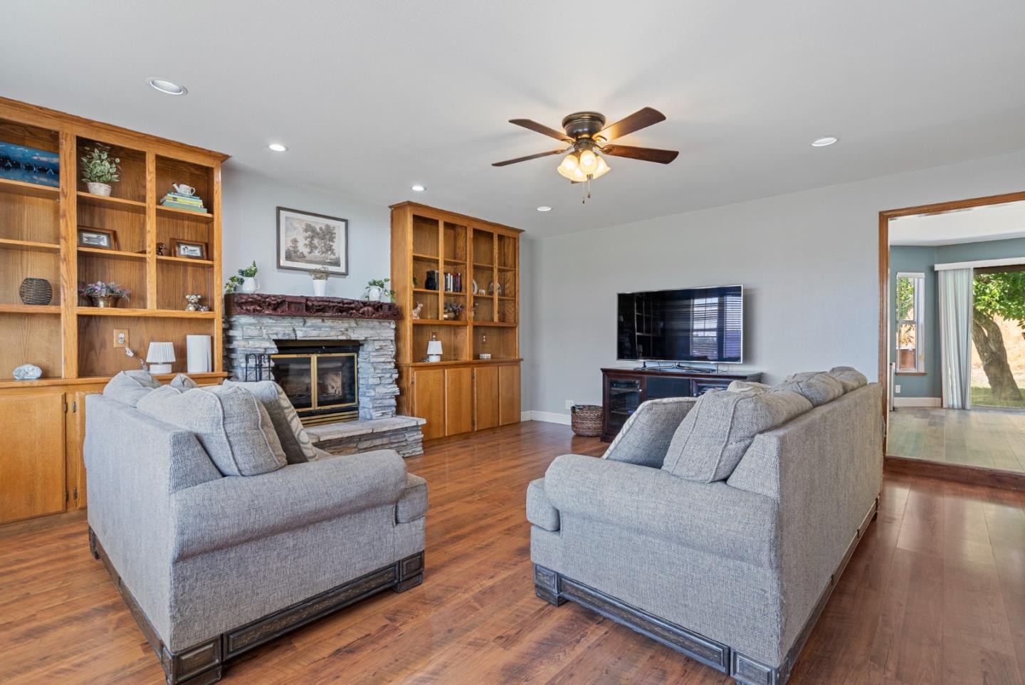 Detail Gallery Image 7 of 61 For 695 Hospital Rd, Hollister,  CA 95023 - 4 Beds | 3 Baths