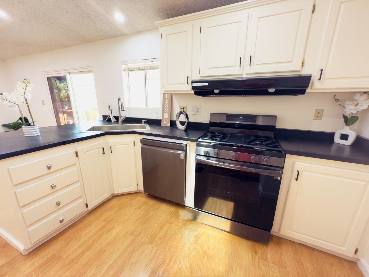 Detail Gallery Image 10 of 27 For 200 Ford Rd #160,  San Jose,  CA 95138 - 3 Beds | 2 Baths