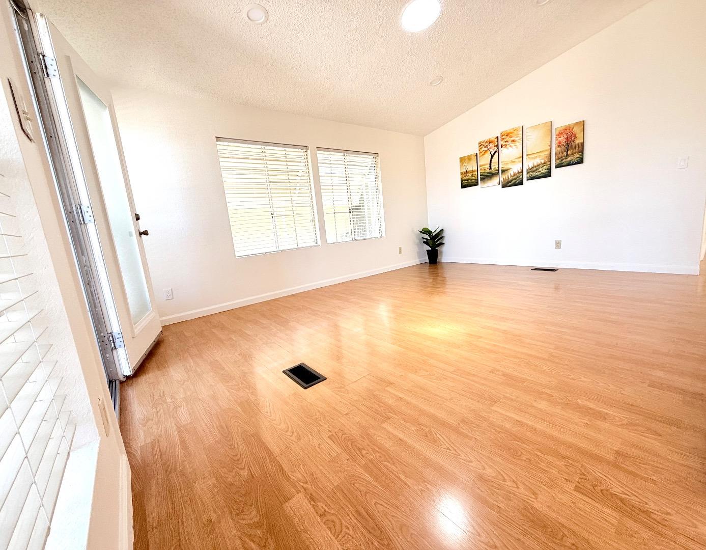 Detail Gallery Image 2 of 27 For 200 Ford Rd #160,  San Jose,  CA 95138 - 3 Beds | 2 Baths