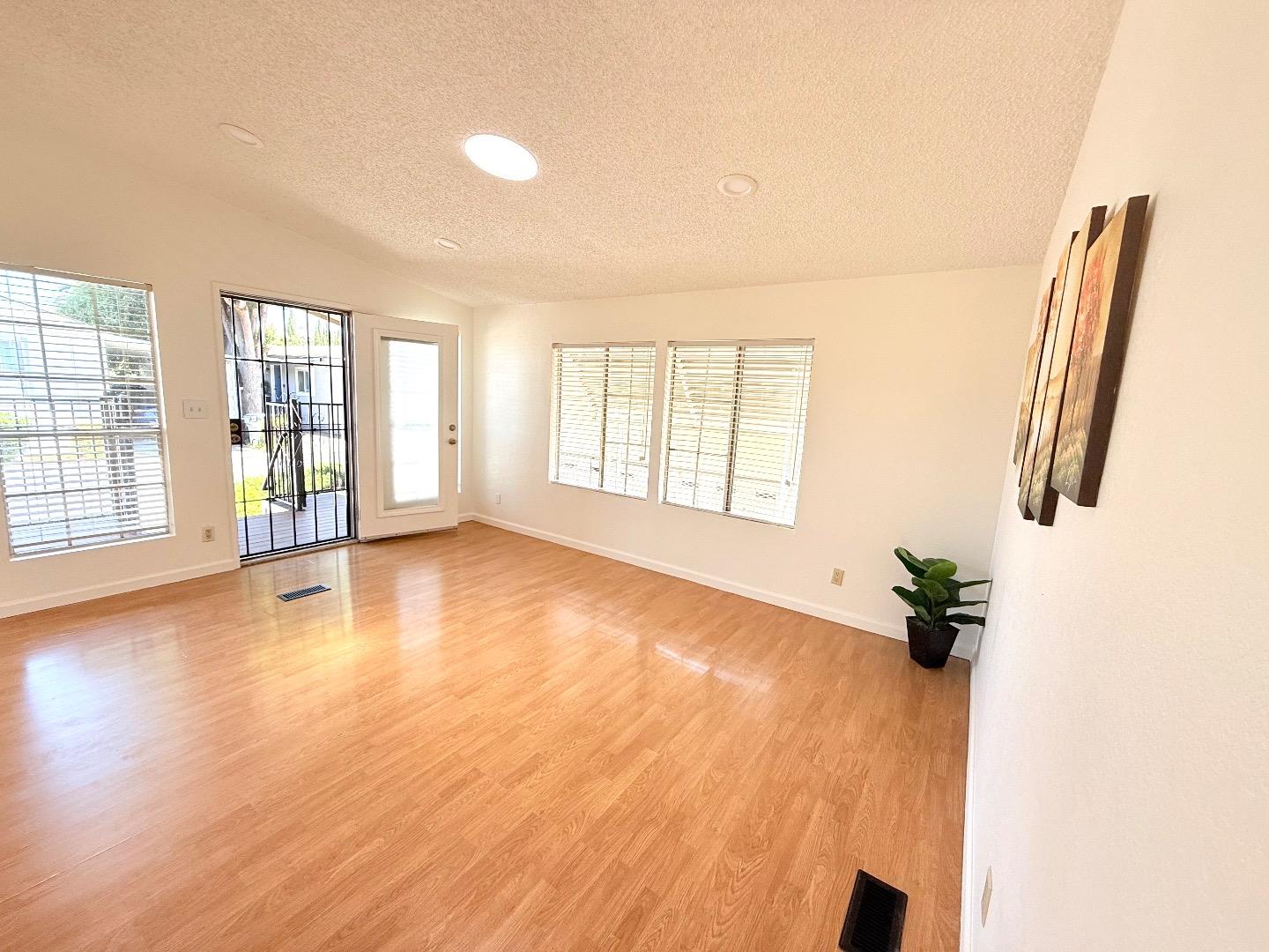 Detail Gallery Image 3 of 27 For 200 Ford Rd #160,  San Jose,  CA 95138 - 3 Beds | 2 Baths