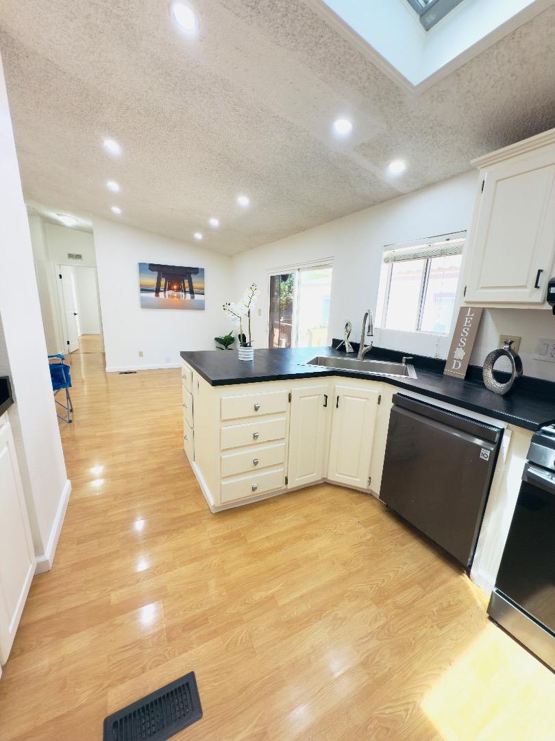 Detail Gallery Image 9 of 27 For 200 Ford Rd #160,  San Jose,  CA 95138 - 3 Beds | 2 Baths
