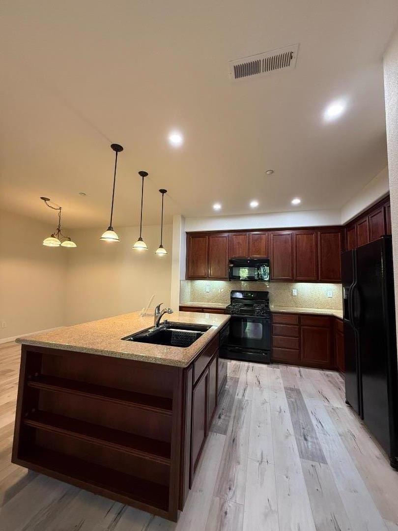 Detail Gallery Image 6 of 23 For 4171 Clarinbridge Cir, Dublin,  CA 94568 - 2 Beds | 2 Baths