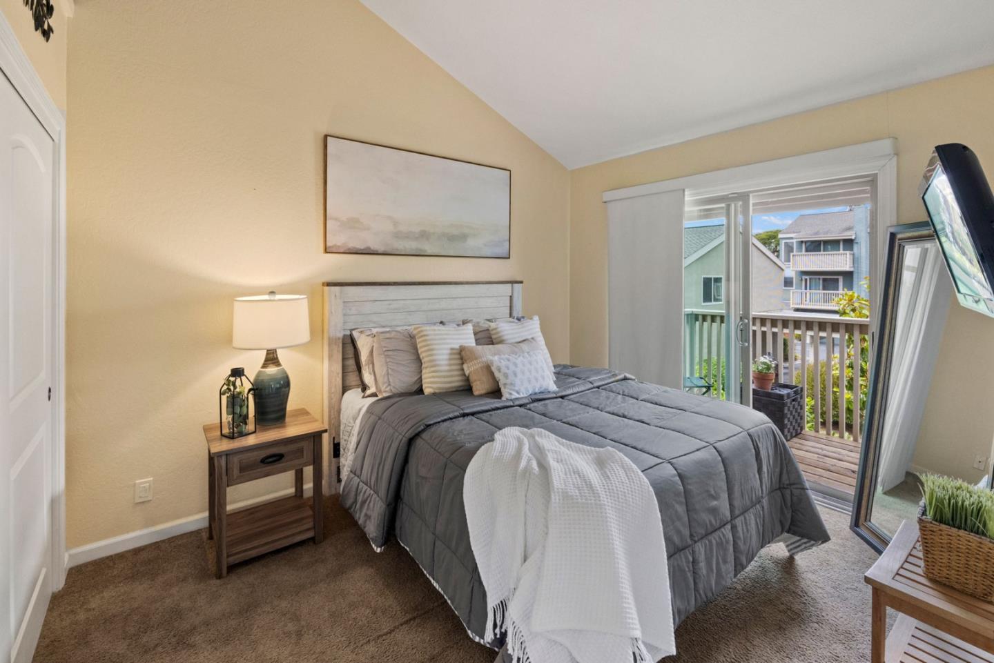 Detail Gallery Image 12 of 17 For 1037 Highland St a,  Seaside,  CA 93955 - 2 Beds | 1/1 Baths