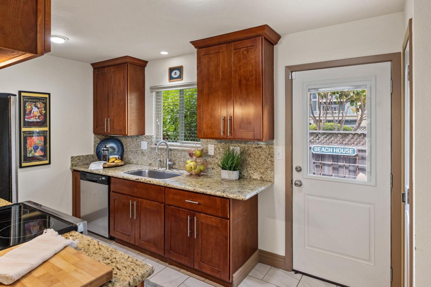 Detail Gallery Image 8 of 17 For 1037 Highland St a,  Seaside,  CA 93955 - 2 Beds | 1/1 Baths