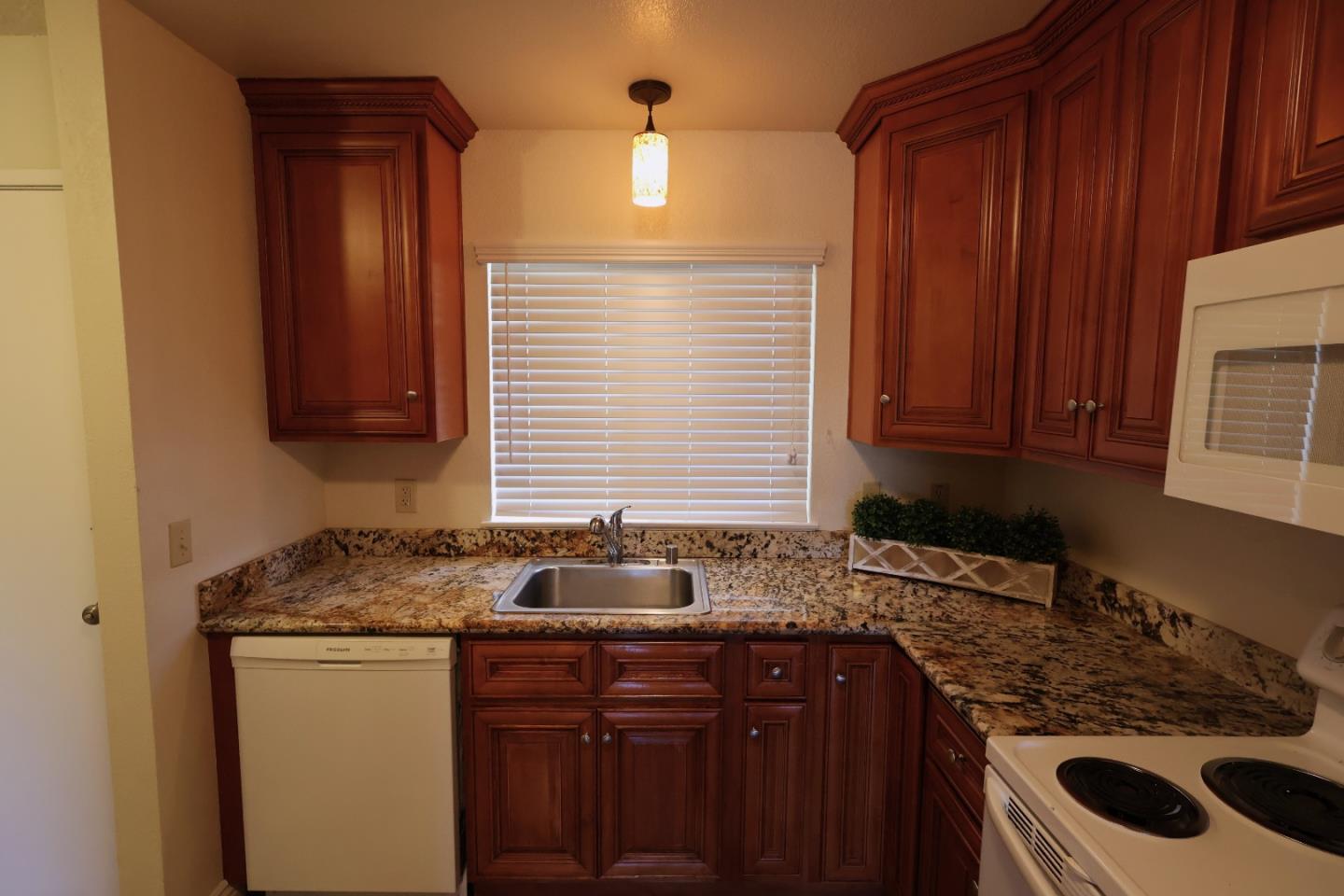 Detail Gallery Image 4 of 15 For 392 Caribe Way, San Jose,  CA 95133 - 2 Beds | 2/1 Baths