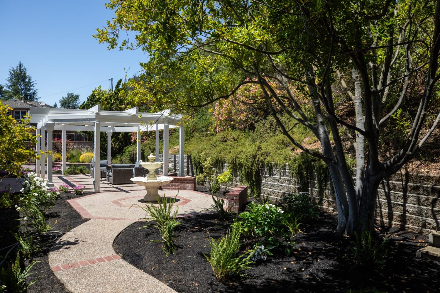 Detail Gallery Image 25 of 36 For 348 Costello Dr, Los Altos,  CA 94024 - 3 Beds | 2 Baths