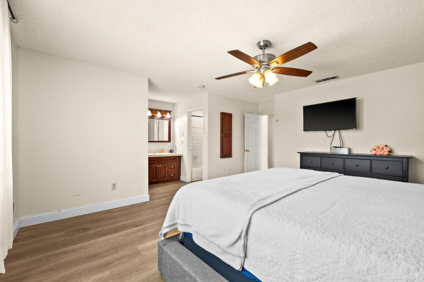 Detail Gallery Image 10 of 26 For 1014 Croyden Way, Manteca,  CA 95336 - 3 Beds | 2 Baths