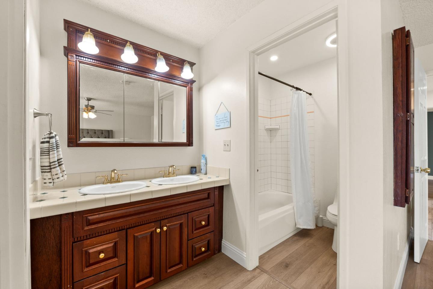 Detail Gallery Image 12 of 26 For 1014 Croyden Way, Manteca,  CA 95336 - 3 Beds | 2 Baths