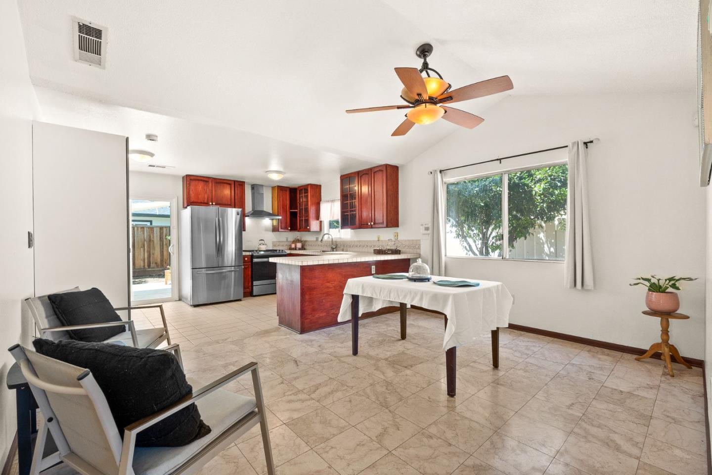 Detail Gallery Image 3 of 26 For 1014 Croyden Way, Manteca,  CA 95336 - 3 Beds | 2 Baths