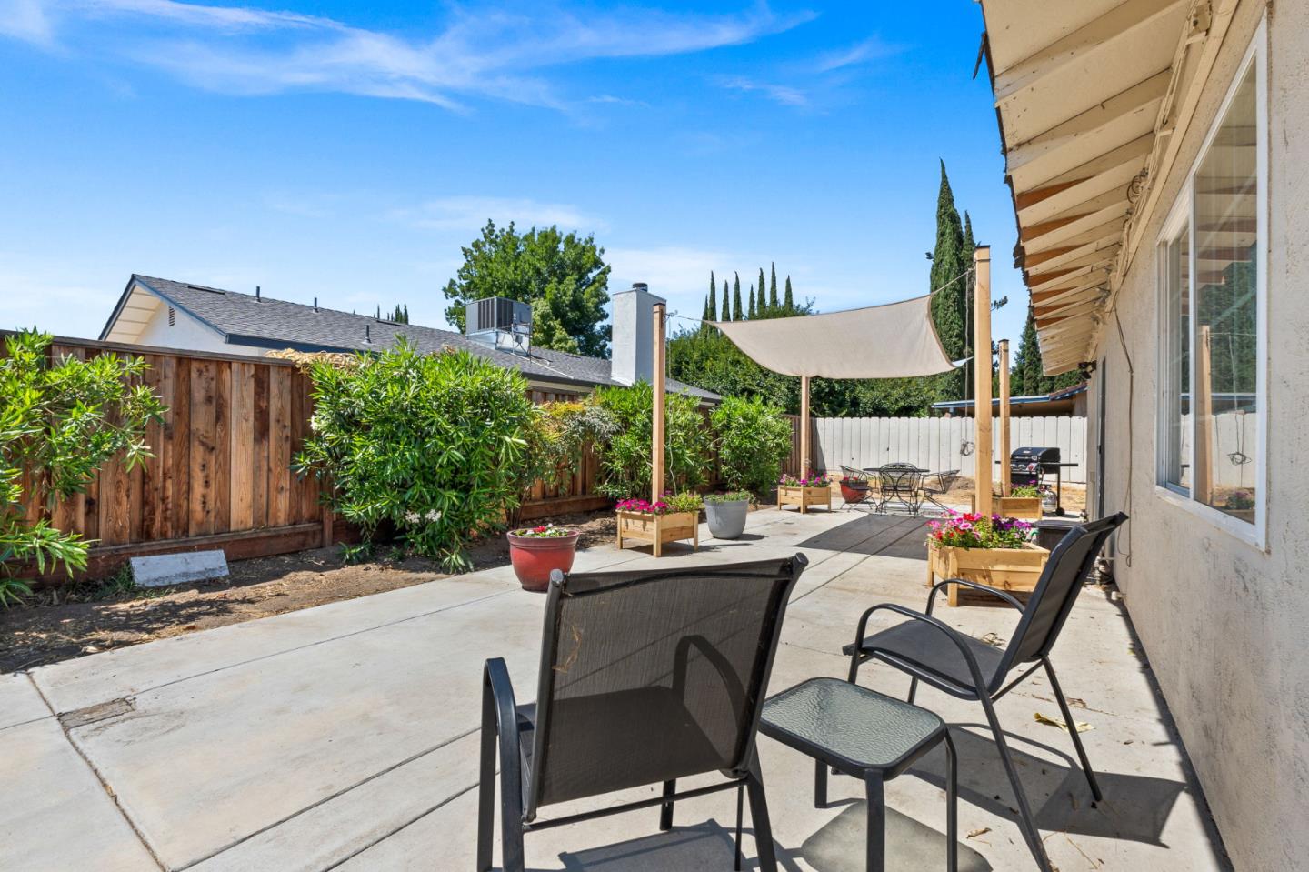 Detail Gallery Image 4 of 26 For 1014 Croyden Way, Manteca,  CA 95336 - 3 Beds | 2 Baths