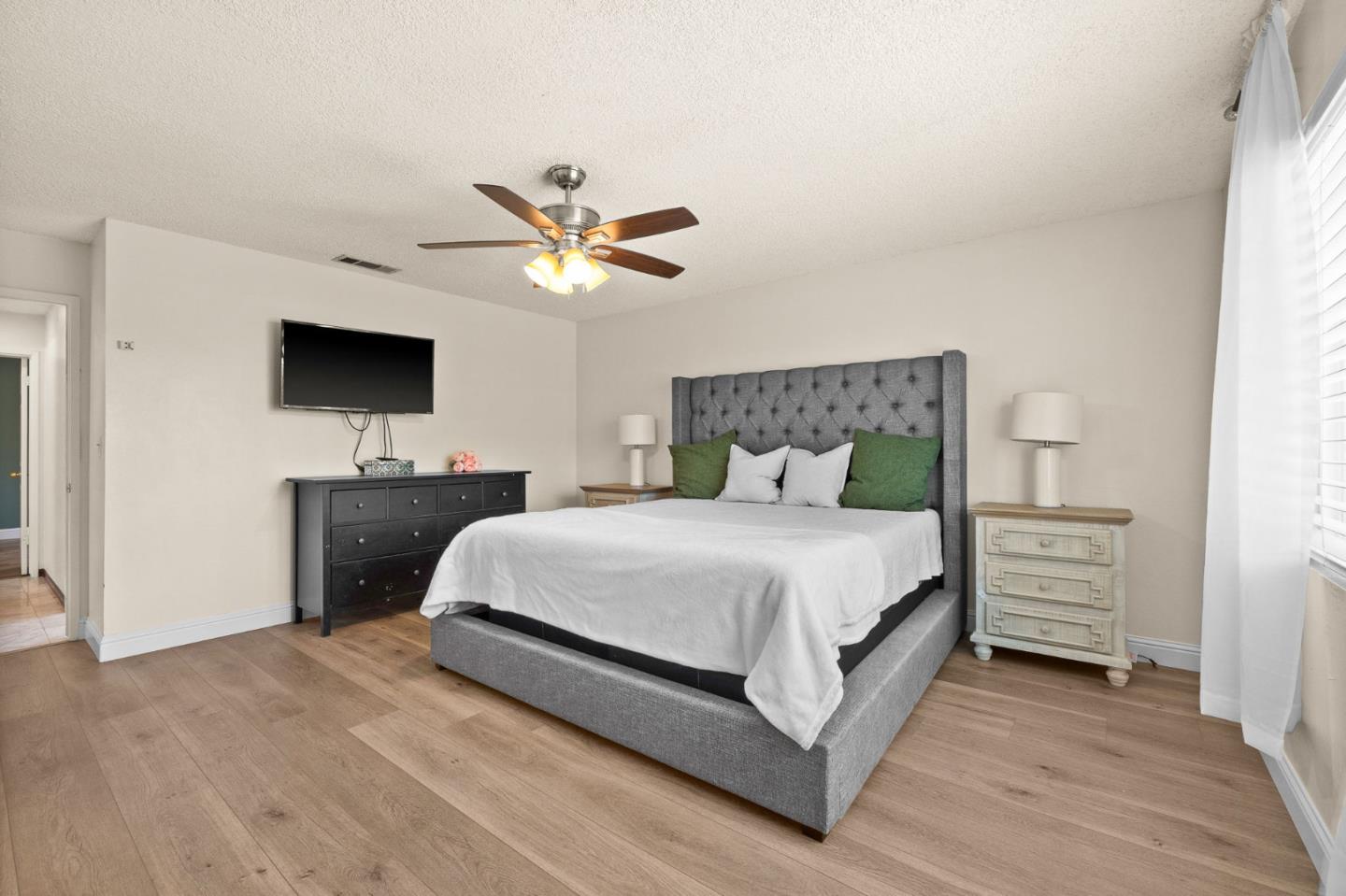Detail Gallery Image 5 of 26 For 1014 Croyden Way, Manteca,  CA 95336 - 3 Beds | 2 Baths