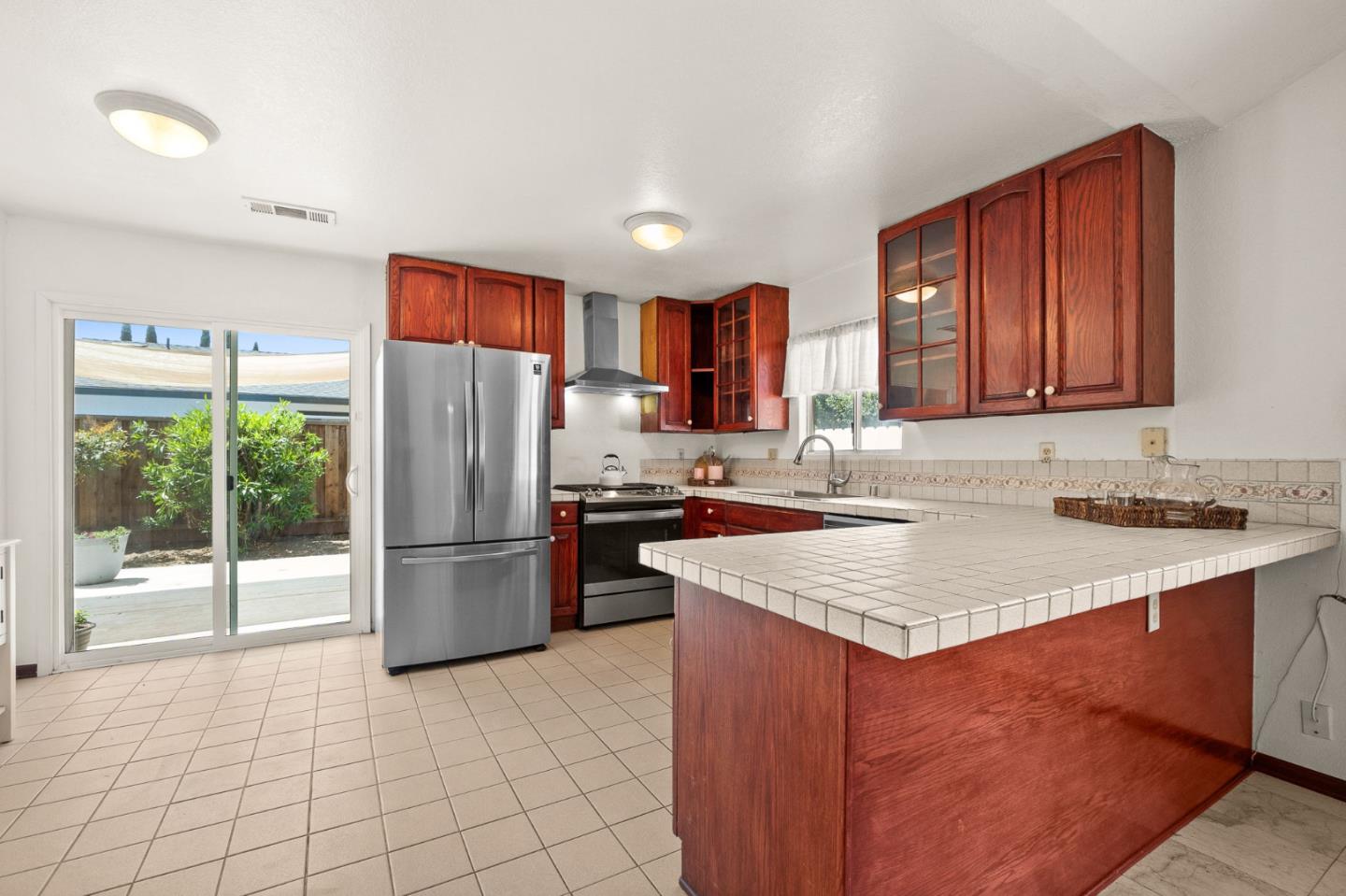 Detail Gallery Image 8 of 26 For 1014 Croyden Way, Manteca,  CA 95336 - 3 Beds | 2 Baths