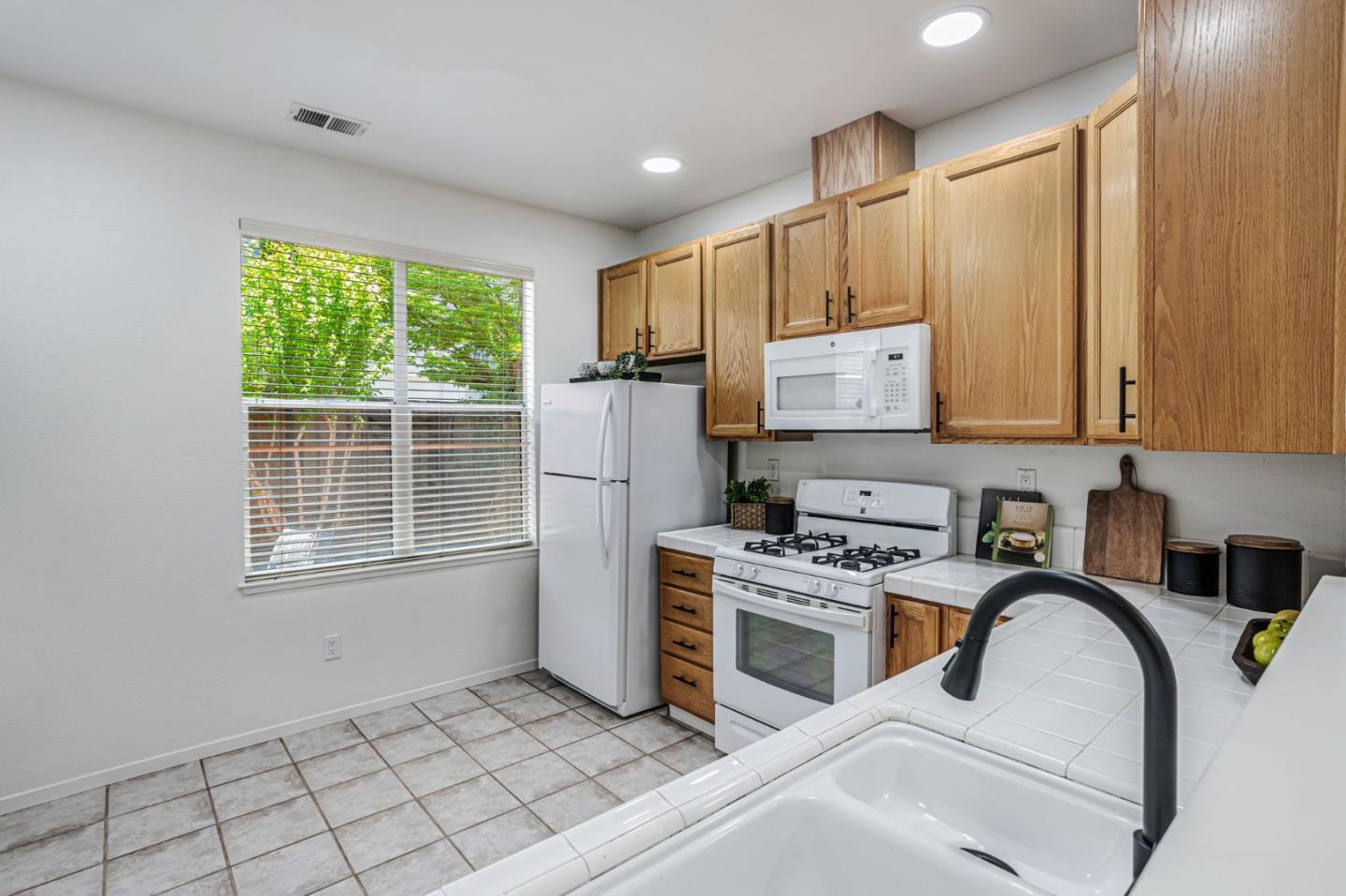 Detail Gallery Image 10 of 65 For 103 Whits Rd, Mountain View,  CA 94040 - 3 Beds | 2/1 Baths