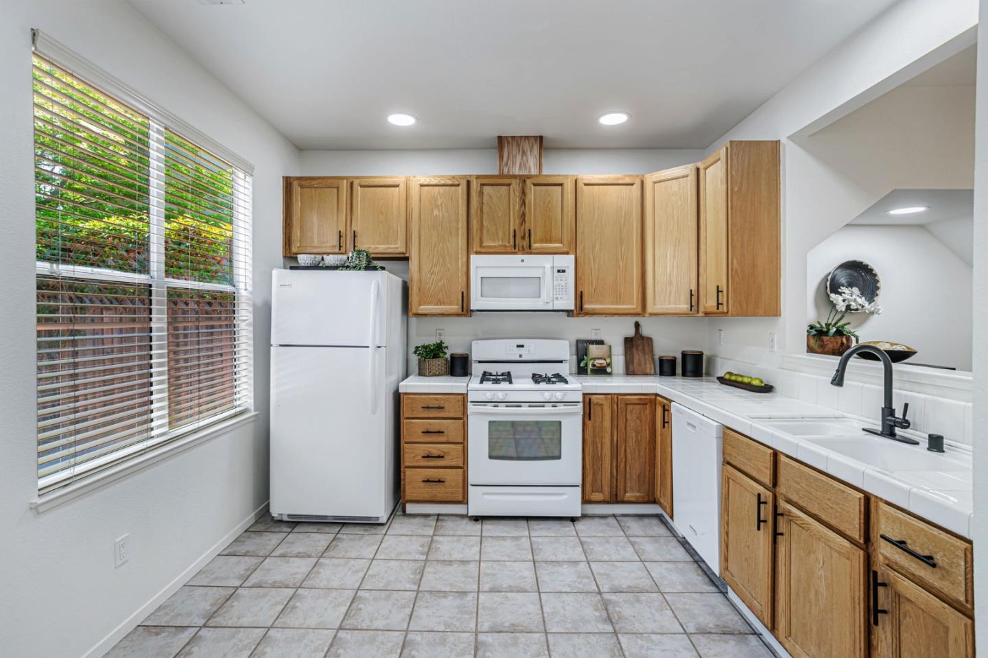 Detail Gallery Image 11 of 65 For 103 Whits Rd, Mountain View,  CA 94040 - 3 Beds | 2/1 Baths