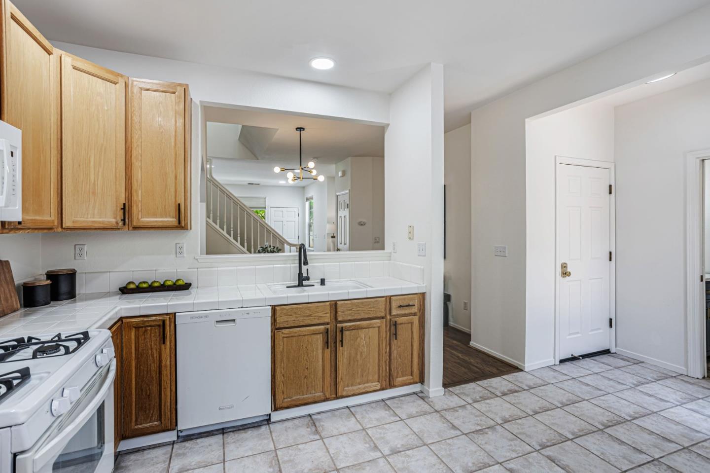 Detail Gallery Image 12 of 65 For 103 Whits Rd, Mountain View,  CA 94040 - 3 Beds | 2/1 Baths