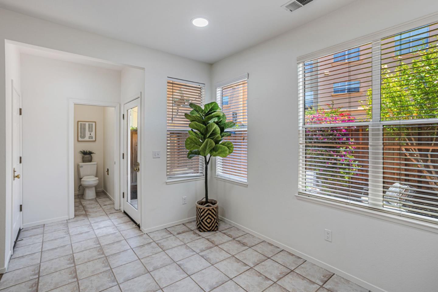 Detail Gallery Image 17 of 65 For 103 Whits Rd, Mountain View,  CA 94040 - 3 Beds | 2/1 Baths